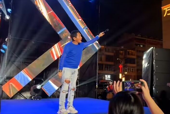 齐秦|62岁齐秦现身长沙商演，挺大肚腩卖力演唱，穿破洞牛仔裤遭吐槽