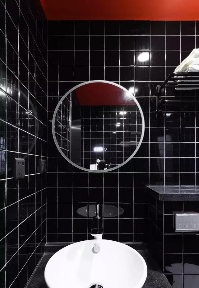 全屋用色块拼接，老公禁止刷白墙！装满只有45㎡小屋，太惊艳了