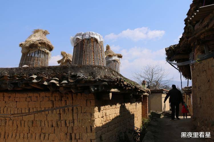 东南亚旅游|泸西一超奇葩古村落,家家相通户户相连,有“泸西布达拉宫”之称