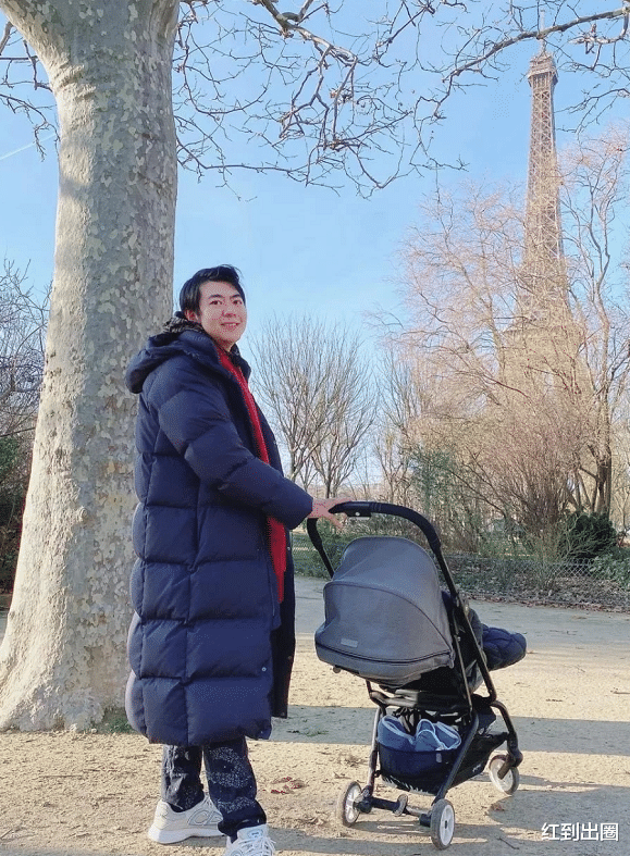 郎朗|郎朗夫妇出席新年酒会，吉娜穿红色旗袍大秀“巴掌腰”，S型线太明显