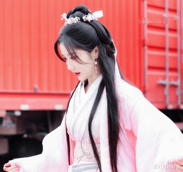 王艺瑾|从爱豆变演员有杨超越的案例,王艺瑾能否驾驭演员这个行业?