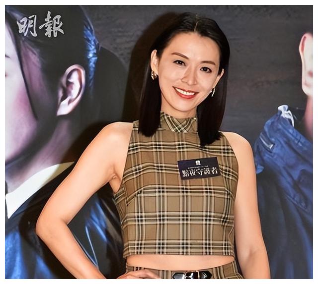 陈炜|亚洲小姐冠军陈炜晒出婚纱照,白色抹胸婚纱凸现高贵大方