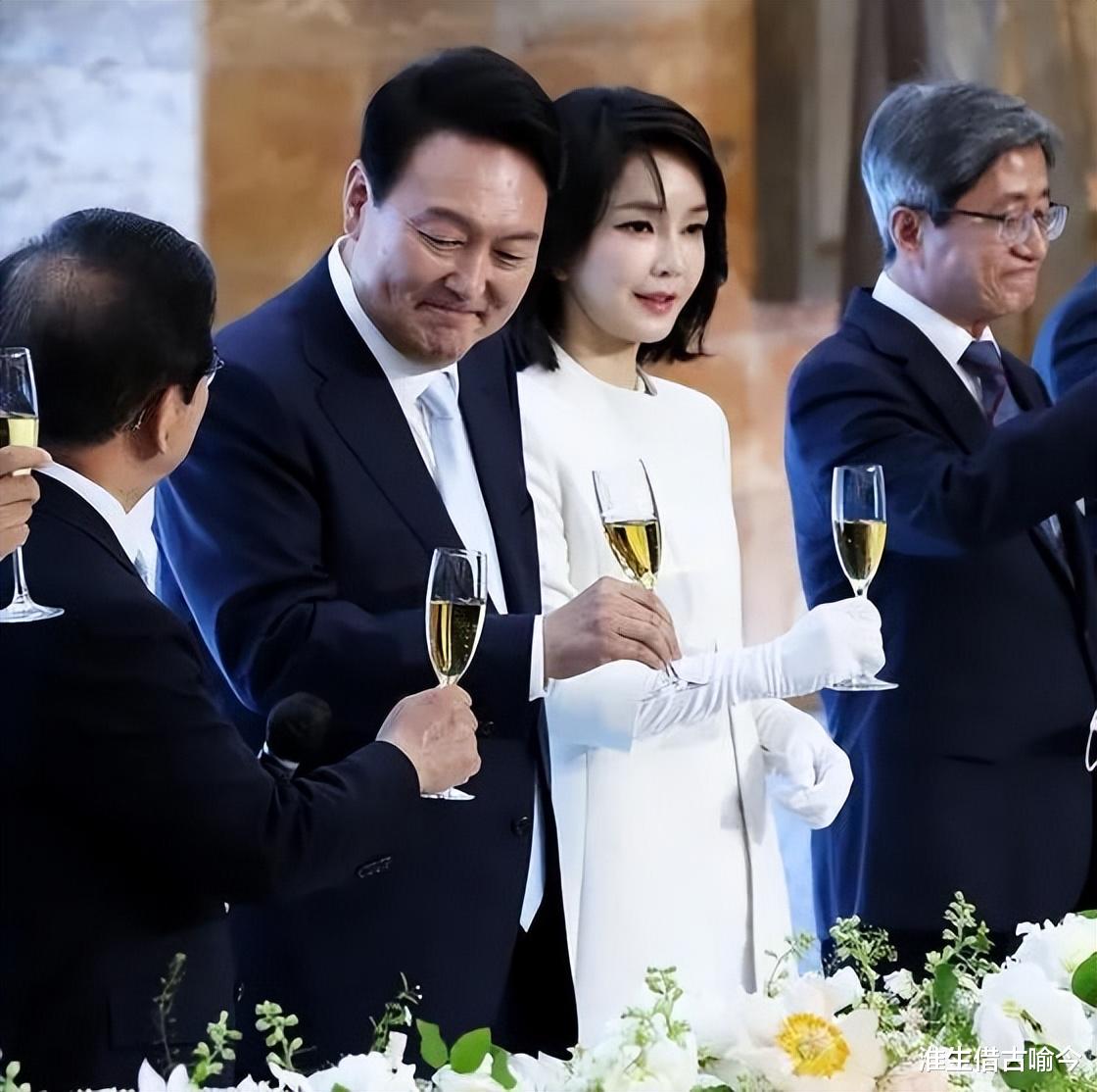 韩国 韩国50岁第一夫人：穿韩服好美，一身白裙迎接肯尼亚第一夫人真嫩