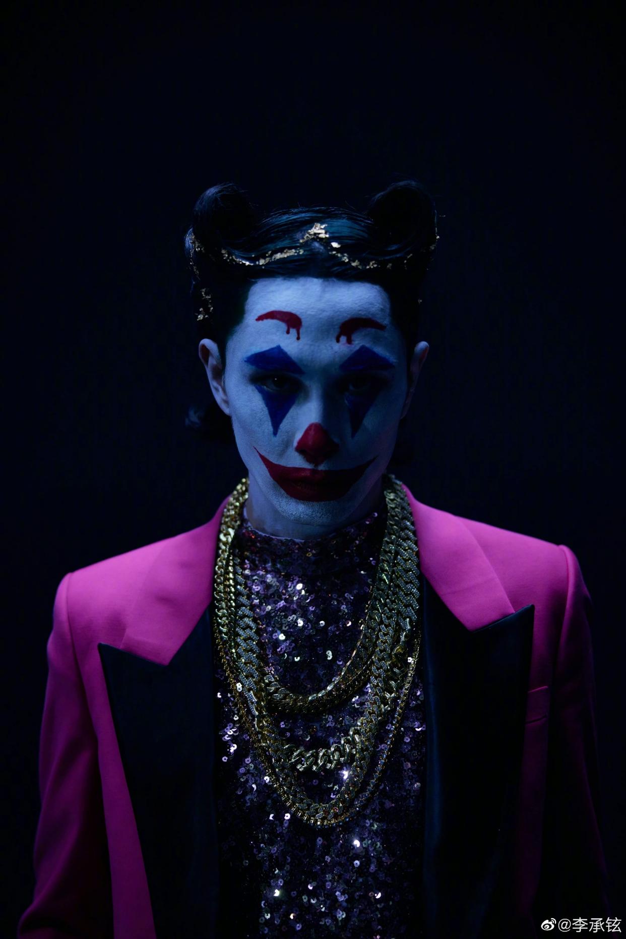 李承铉|李承铉微电影玫红西装搭配小丑妆，打破次元壁，背后暗含深意