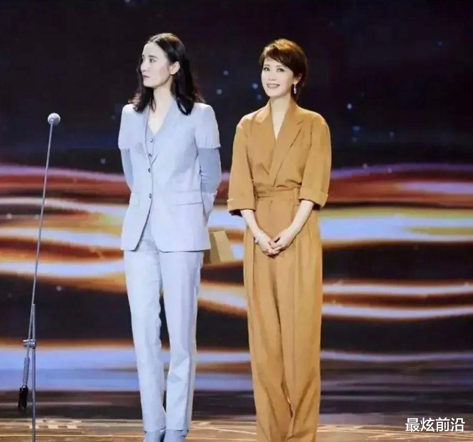 运动 45岁海清同框小4岁宋佳，穿连体裤高级知性，留短发更有气质