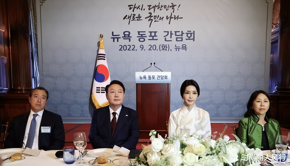 韩国 韩国第一夫人用美貌为老公撑门面！穿收腰西装出访加拿大，很优雅