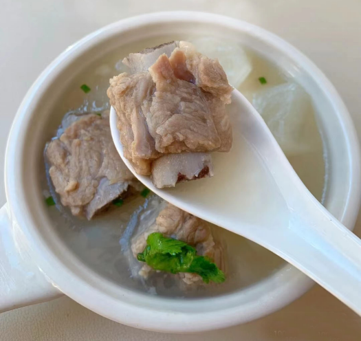 寒冬来临，常给家人喝这汤，汤汁鲜美，营养极高，南方人爱喝