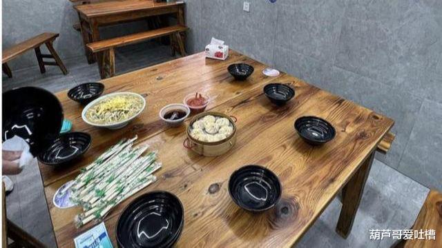 甄子丹|甄子丹夫妇现身绍兴街头,“苍蝇小馆”内品尝豆腐包