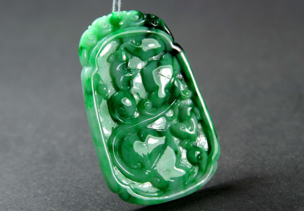 翡翠|翡翠的雕刻工艺有多重要?传统的翡翠雕刻,化腐朽为神奇的俏色