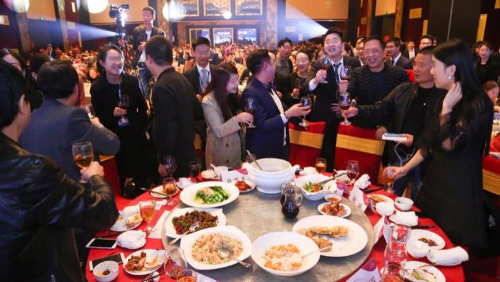 |职场喝酒，领导说“你辛苦了”，千万别乱回，牢记这3句“行话”