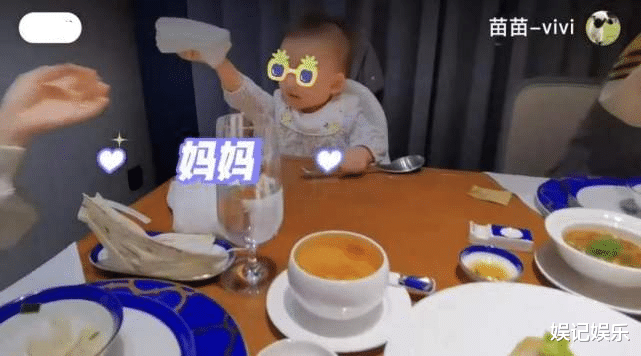 |苗苗晒一家三口日常，夸女儿以后是水灵的大美女，小酸奶露脸超萌