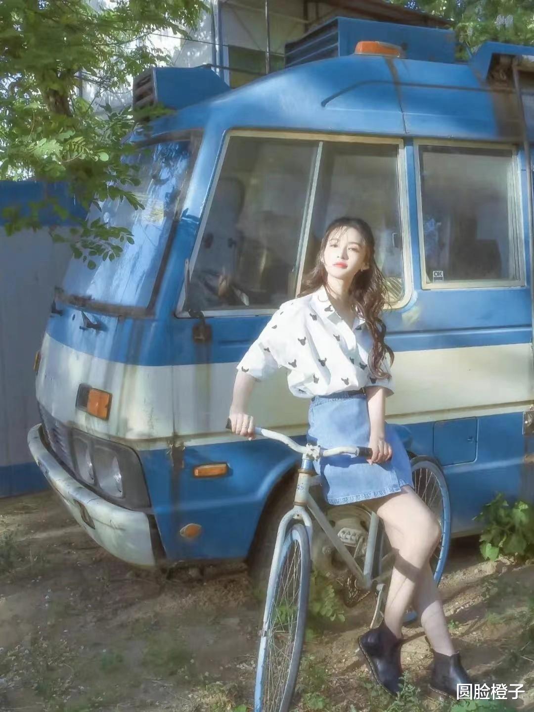 李沁美得让人心动，印花衬衫搭配牛仔裙娇俏阳光，笑起来更是好看