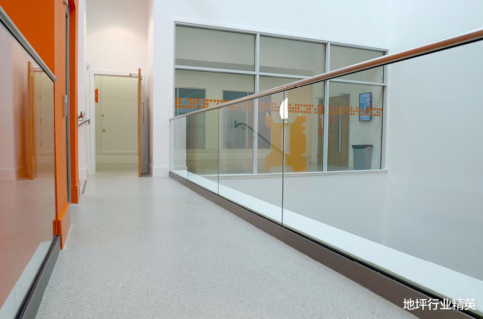 无机水磨石能不能在旧地面上翻新？