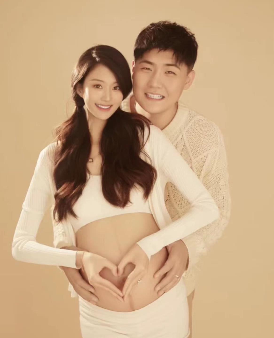 闫学晶|闫学晶儿媳即将生产!晒大肚照四肢纤细美似少女,丈夫高大长像妈