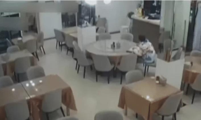上海,一男子来到某店告诉店员,他老婆怀孕了,所以要办订婚宴