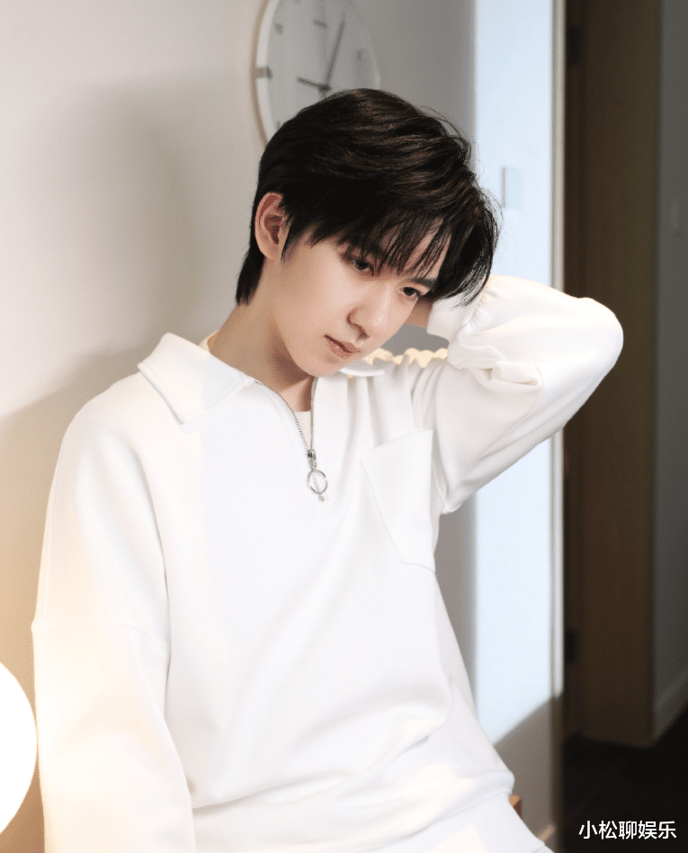 贺峻霖|时代少年团贺峻霖校园感照片，洋溢青春气息，楼内唯二211