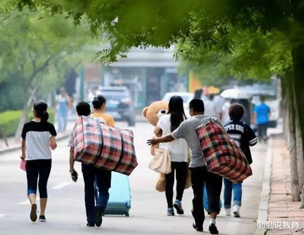 大学|“后悔花14万供孩子上大学”,农民工含泪说出真心话,原因很现实