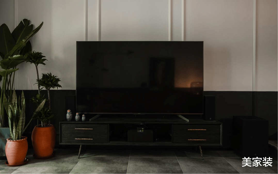 装修到一半的家,在硬装基础上添加软装,达到现代和古风的结合