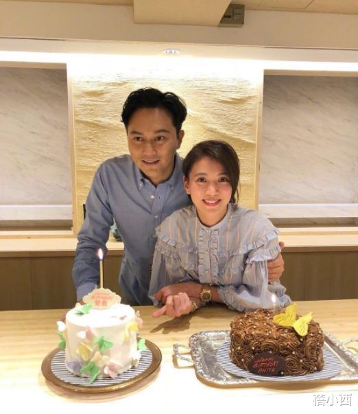 袁咏仪|袁咏仪张智霖不愧是“神仙眷侣”,穿牛仔外套走机场,低调又大气