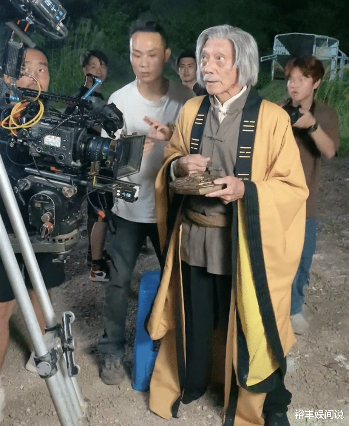 袁祥仁|65岁袁祥仁定居内地不言休!演绎新角色僵尸道长,40度高温仍坚持