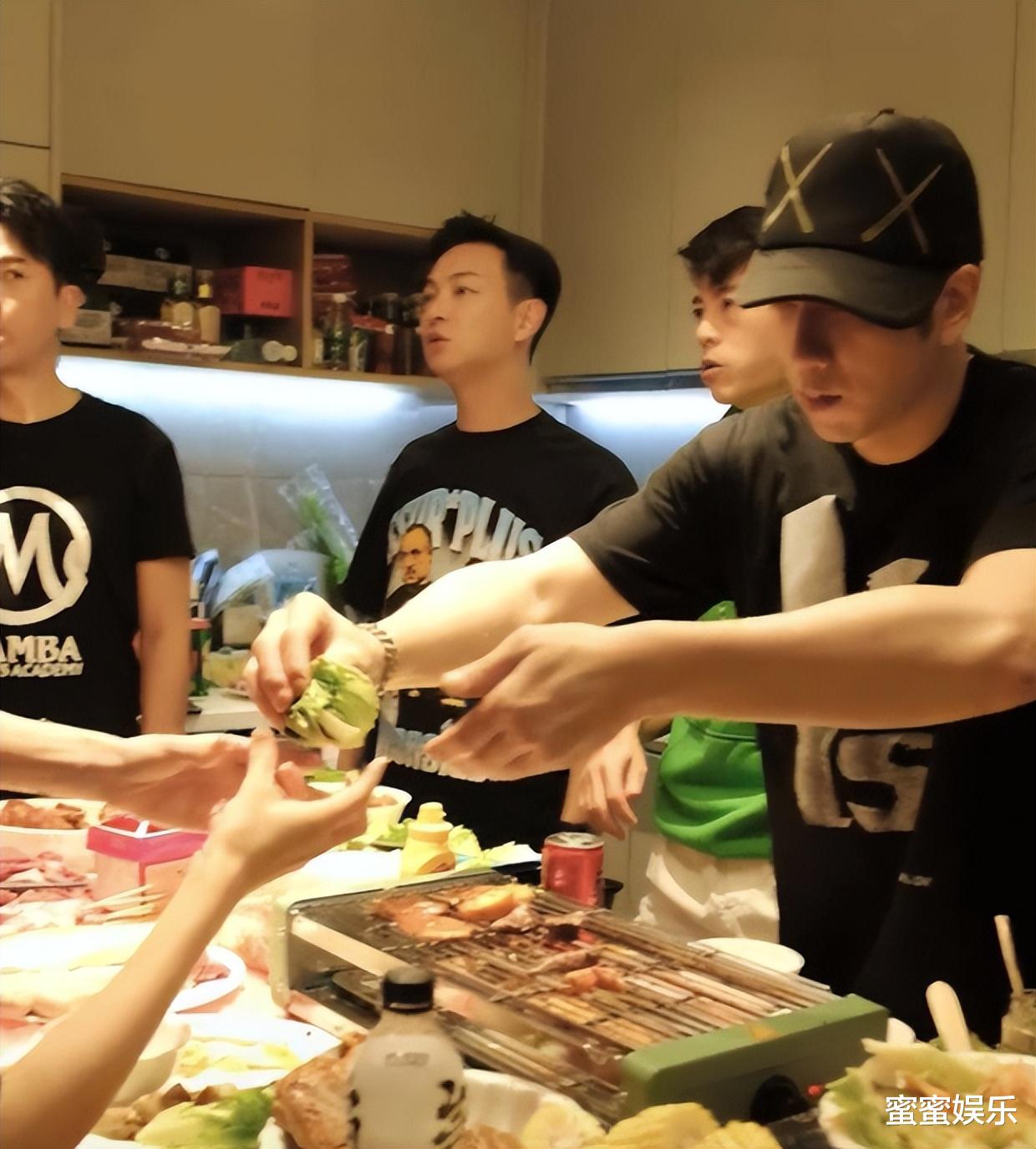 林峰|林峰携妻女露营，2岁女儿会拿筷子了，吴卓羲喂张馨月吃肉显尴尬