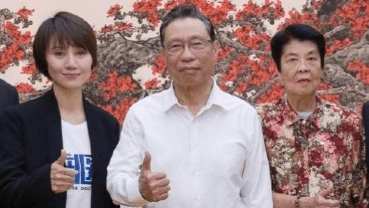 穿衣搭配|钟南山罕见携妻亮相，身姿挺拔精神矍铄，87岁夫人满头黑发气质佳