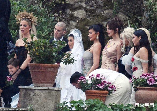 凯莉·詹娜|凯莉·詹娜亮相大姐婚礼，穿贴身裙丰腴身姿耀眼，嘲笑肯豆外撇爬台阶