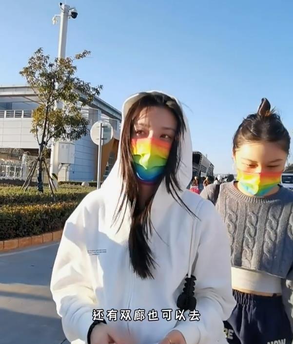 宋祖儿|宋祖儿在大理逛扎染店，被店长夸赞：人又美又有礼貌