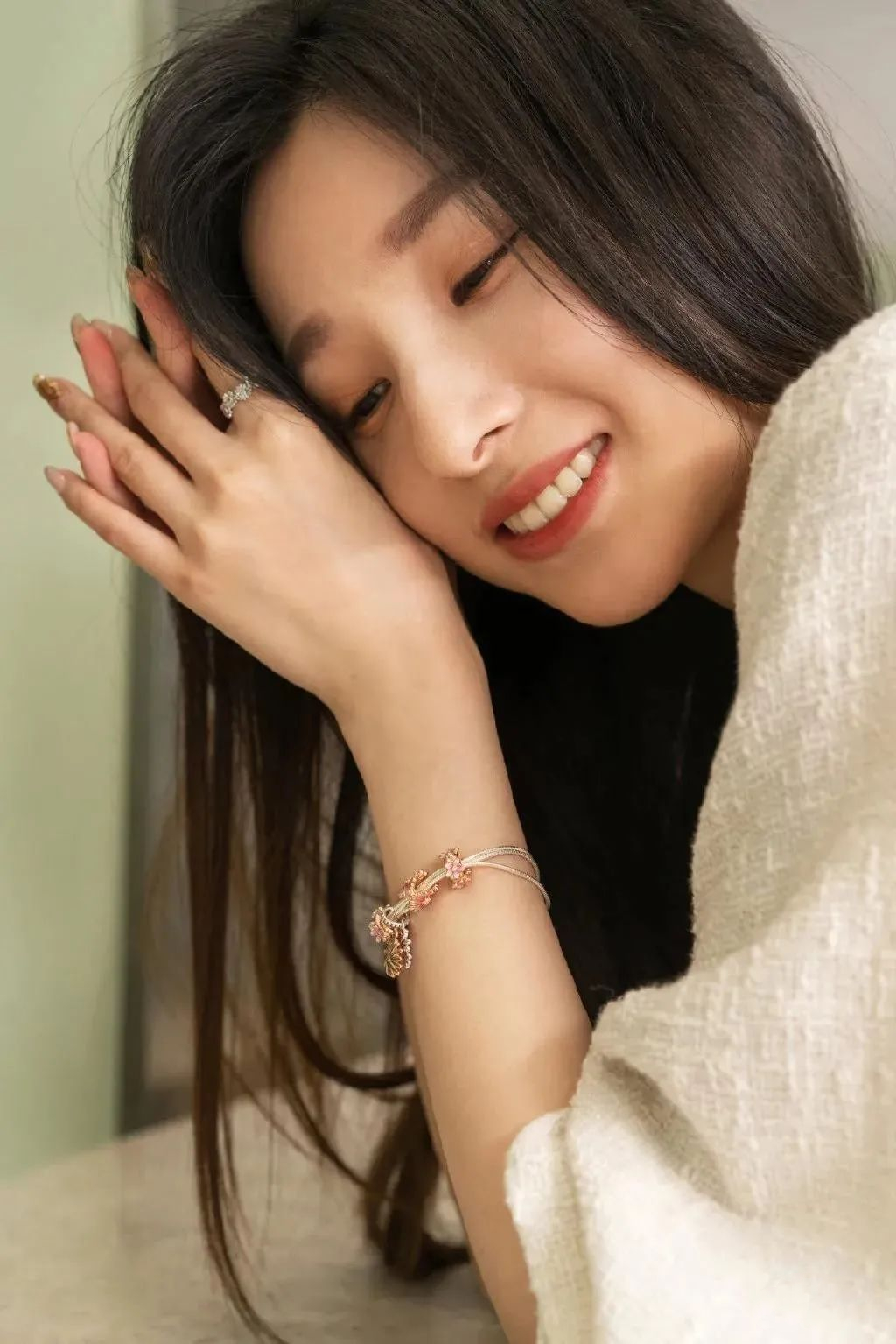 马凡舒|马凡舒，18岁参加模特大赛意外走光，29岁至今单身的她成“央视一姐”