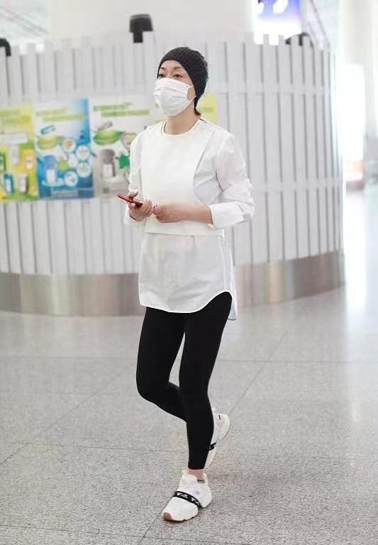 穿衣搭配|毛阿敏审美挺个性,戴发带混搭健美裤,变健美女孩太有朝气像30岁