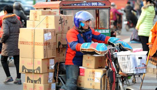 2019年,河南快递员丢件赔536元,找到归还后,女孩崩溃大哭拒绝还钱