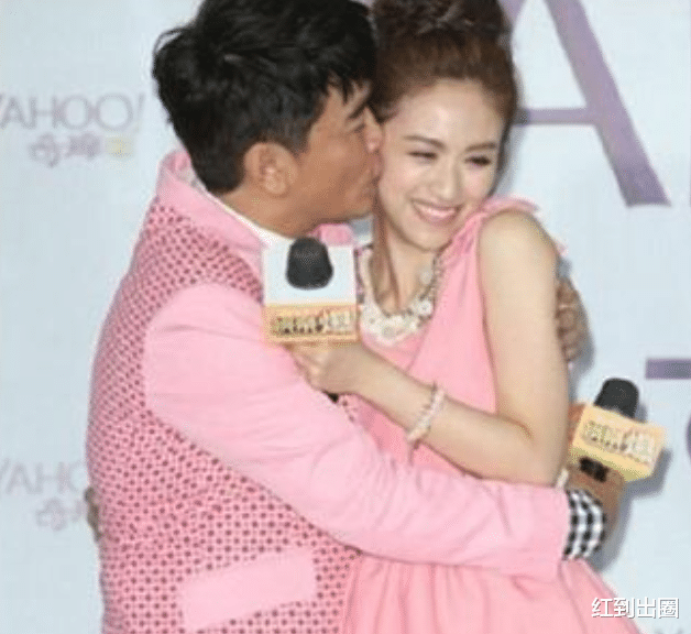 陈冠希|陈冠希带娃直播引热议！胡子拉揸略显老气，和5岁女儿嘴对嘴亲吻