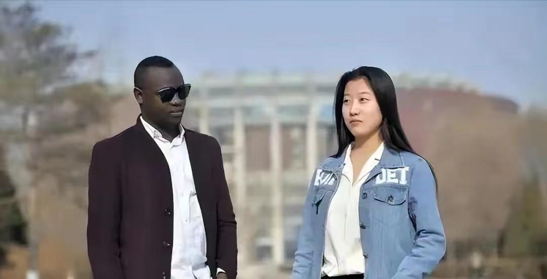 武汉曾经的校花执意远嫁非洲,婚后惨遭虐待,父亲得知后绝望自缢