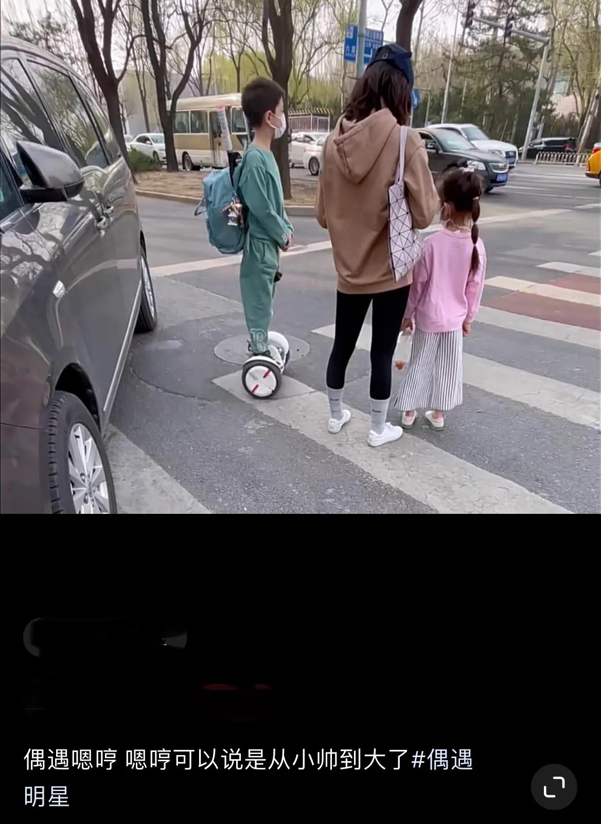 杜宇麒|偶遇8岁嗯哼和“妹妹”街头等绿灯，背网球拍骑平衡车少年感满满