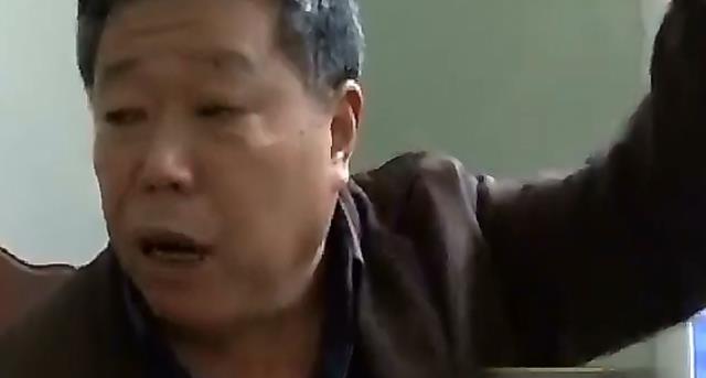 21年,女子遭遇公婆家暴,被迫报警,坦言:丈夫下葬都瞒着自己的