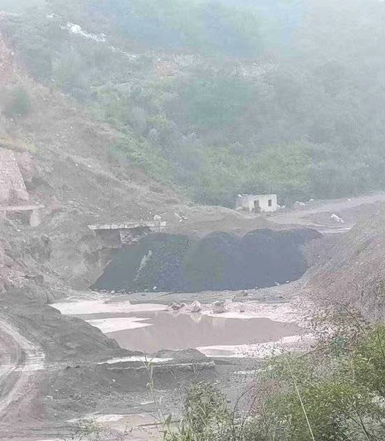 山西:吕梁中阳县益恒洗煤厂煤矸石随意倾倒 排水渠黑水直流