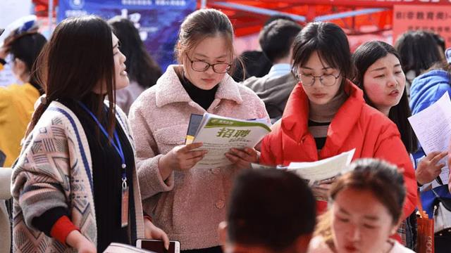 大学生发朋友圈没屏蔽家长,亲爸下场吐槽,网友:知子莫若父