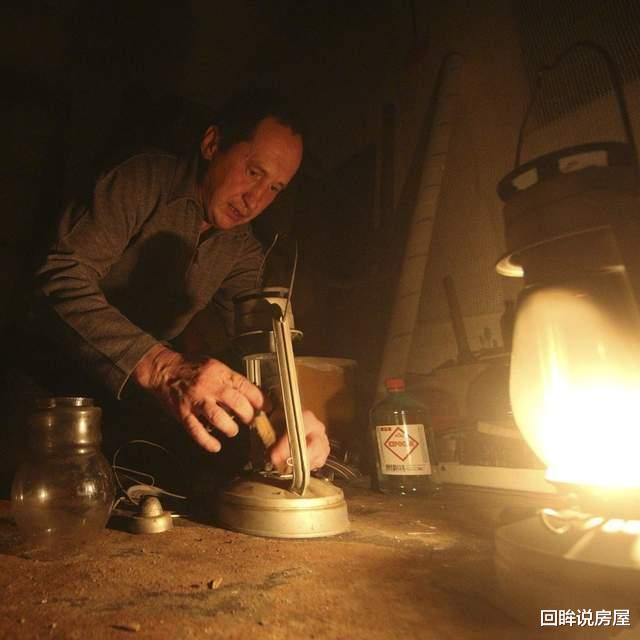 赫尔松民众惨到只能喝路边脏水，泽连斯基给拜登打电话要钱
