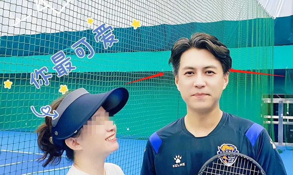 靳东|45岁靳东打网球被偶遇!两鬓有明显白发,主演《底线》获好评