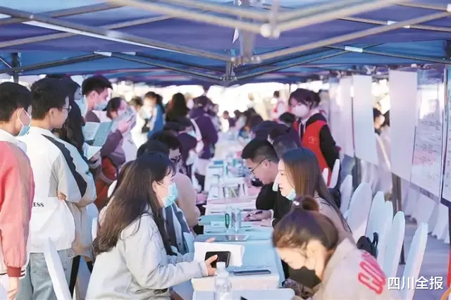 宜宾|“职”为你来 宜宾4000多名大学生参加线下双选会