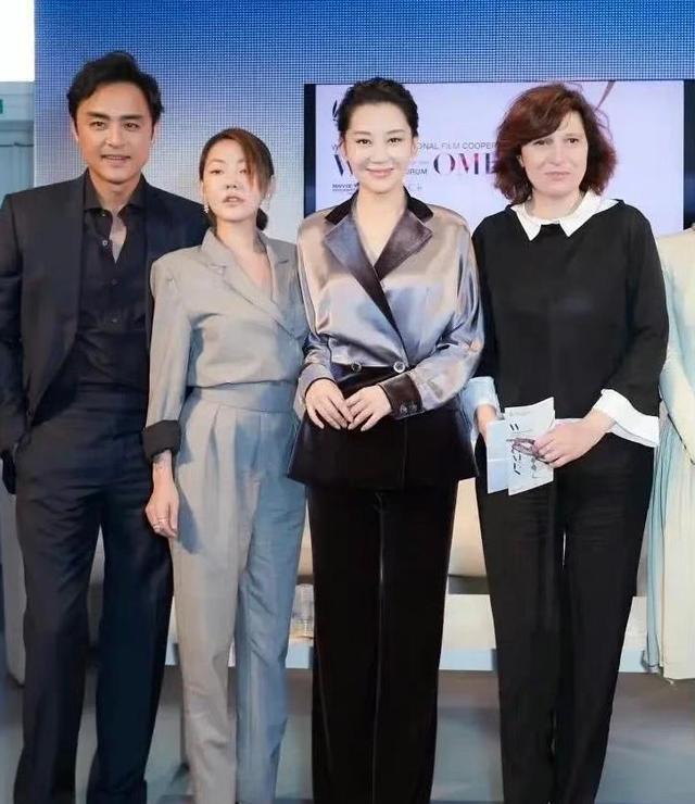 许晴|小S跟许晴合影，虽比她矮半头却并不服输，抬头挺胸很自信