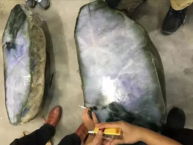 翡翠|10万购入50公斤的毛料,切开春色冰种飘花手镯80条,爆涨3000万!