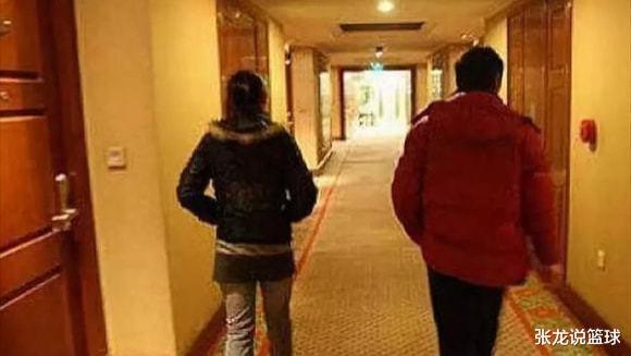 四川一男女网友奔现，初次见面就发生关系，丝袜内衣凌乱，场面不堪