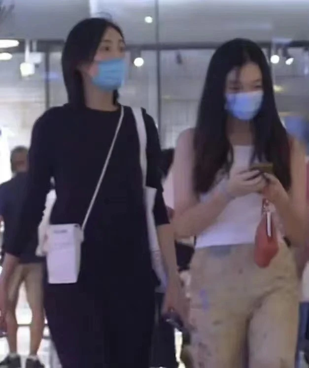 李嫣|李嫣继承王菲洒脱性格!穿背心跟后妈逛街身材不输,同框像姐妹俩