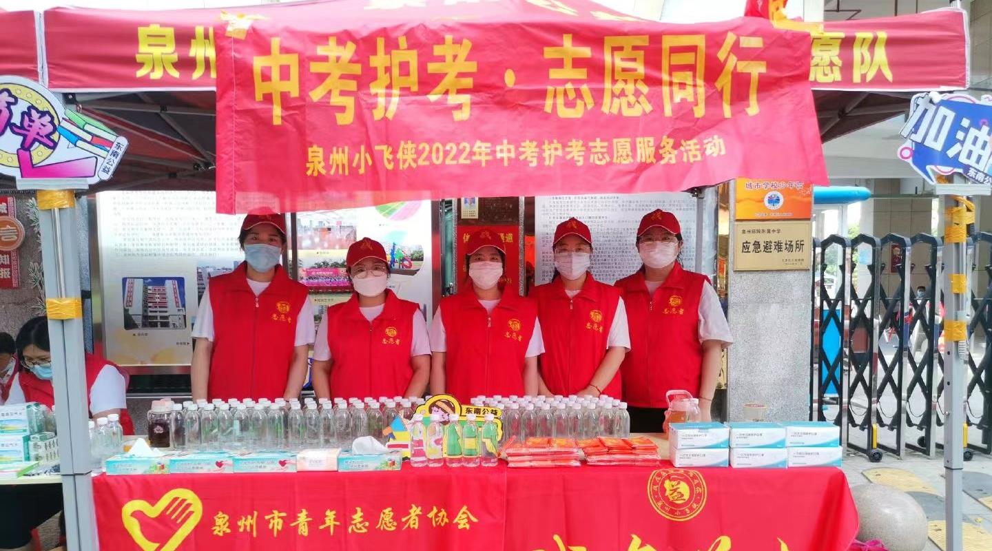 肖战|肖战现身火锅店，胸肌让粉丝们大饱眼福，小飞侠为中考生保驾护航