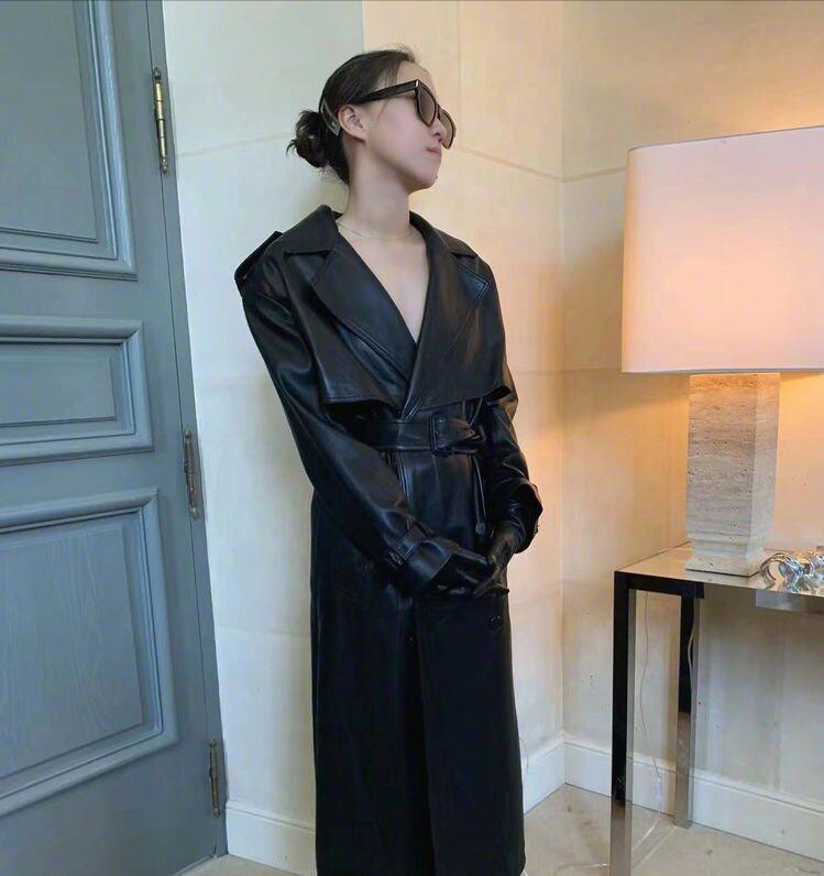 |窦靖童深V皮裙亮相巴黎时装周，王菲：啧啧