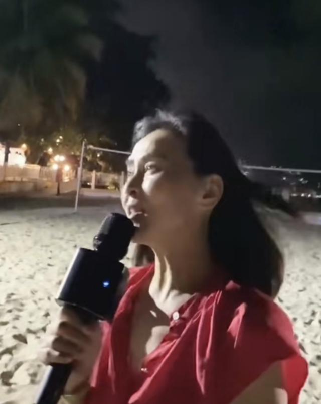 |何音在加拿大街头放飞自我,穿着清凉光脚热舞