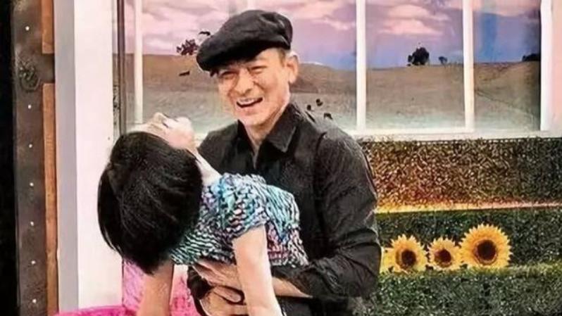 小S|摸姐夫胸肌吃女星脚，你永远都想象不到，为了收视率小S能做出什么