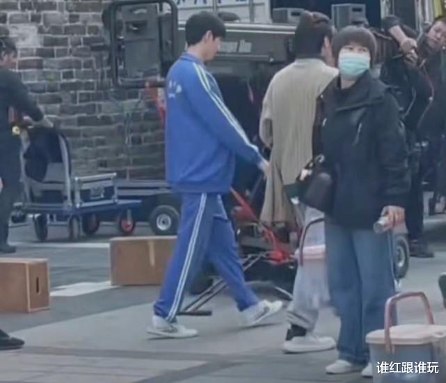 王俊凯|电影《刺猬》杀青，王俊凯齐刘海配校服很青春，导演和男主是亮点