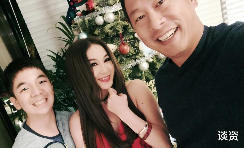 温碧霞|55岁温碧霞练瑜伽，穿背心大秀小蛮腰，扎双麻花辫酷似高中生